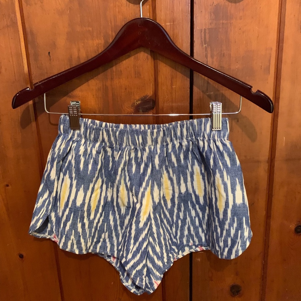 Reformation shorts XS. Very cute! Worn once.